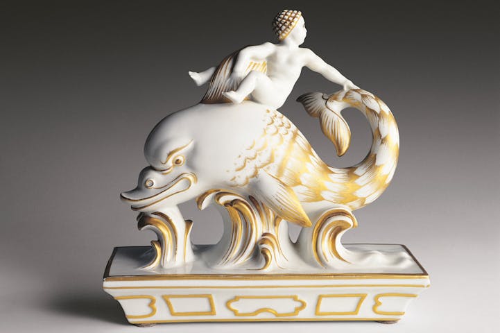 Scultura in porcellana e oro raffigurante un delfino