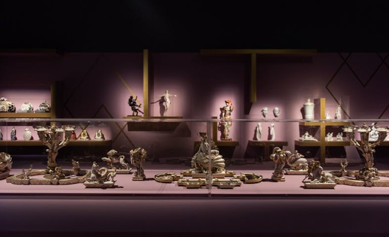 Composizione di sculture in procellana bianca e oro