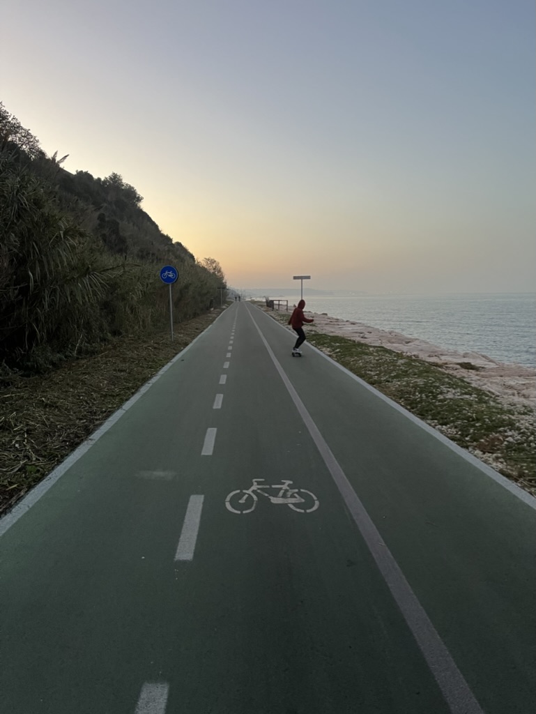 Una pista ciclabile accanto al mare, un ottimo posto dove fare attivitá fisica