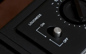 Questo è un selettore rotativo fisico “Loudness” su amplificatore vintage, con manopola metallica grigia su pannello nero, etichette “ON/OFF” e linea guida bianca