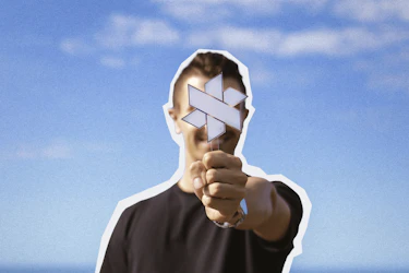 Modelo segurando objeto com a logo da Aires