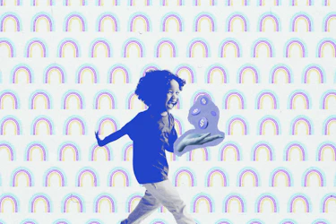 Criança com efeito azul na imagem correndo jogando moedas para o ar. Ao fundo, imagem de um pattern de arco-íris.