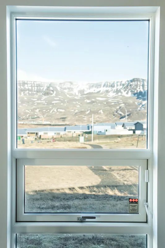 Hvítur timburgluggi með fallegu útsýni