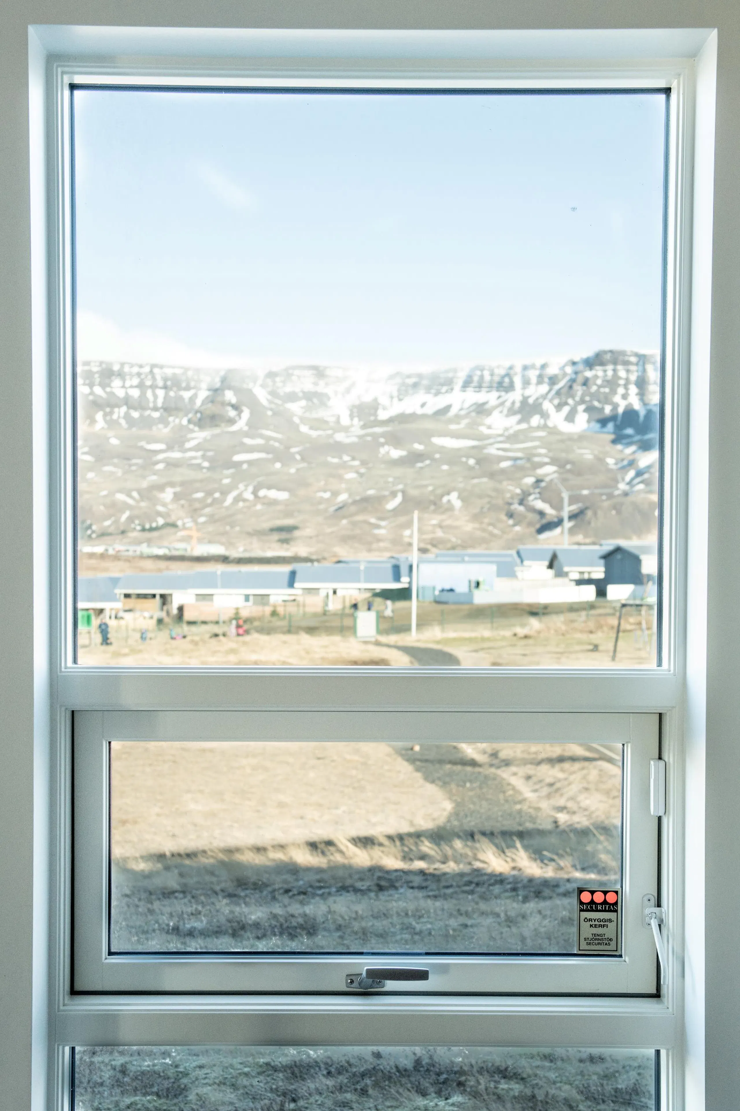 Hvítur timburgluggi með fallegu útsýni