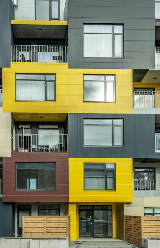 Álklæddir gluggar í dökkum karmi frá BYKO