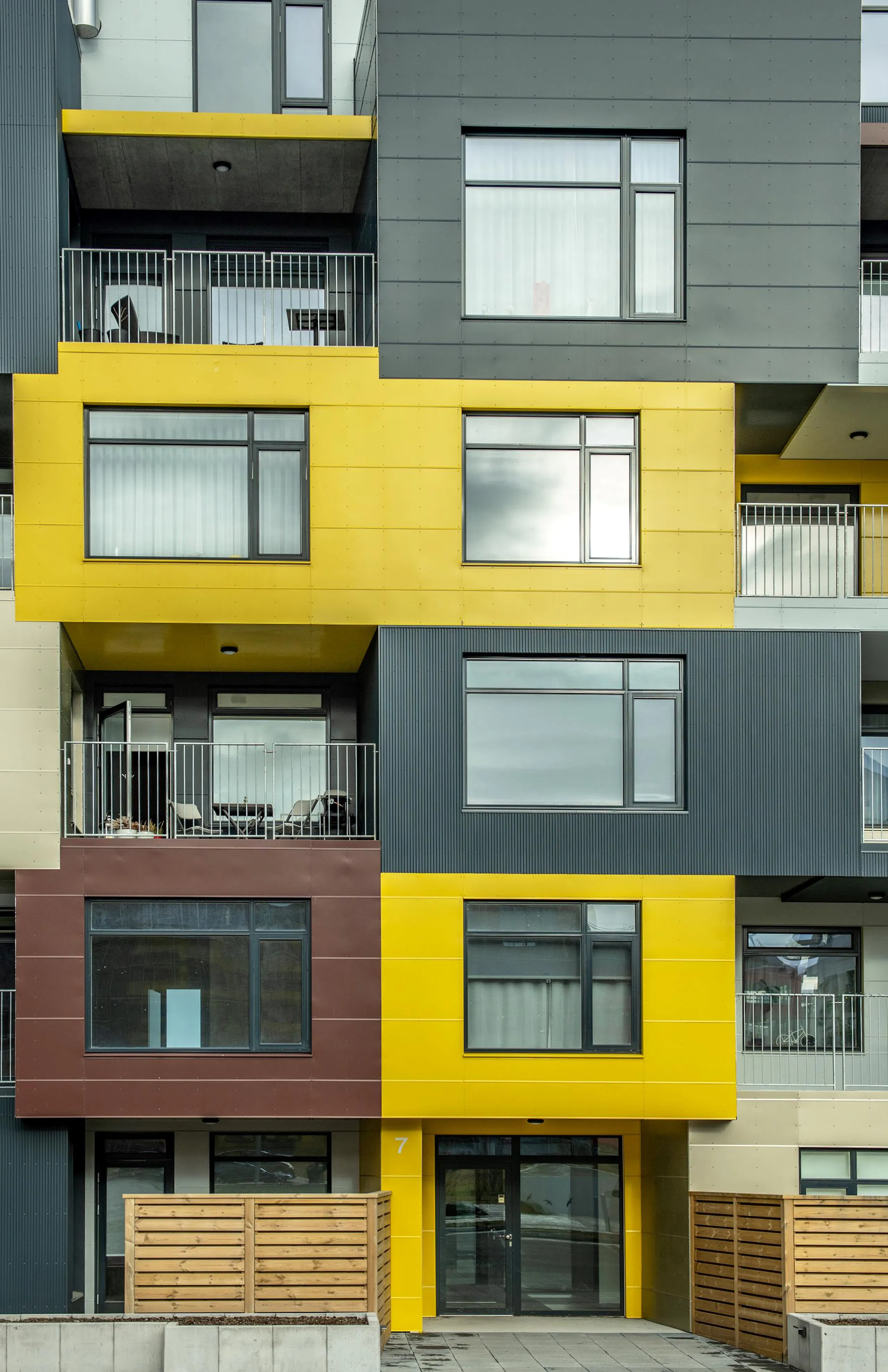 Álklæddir gluggar í dökkum karmi frá BYKO