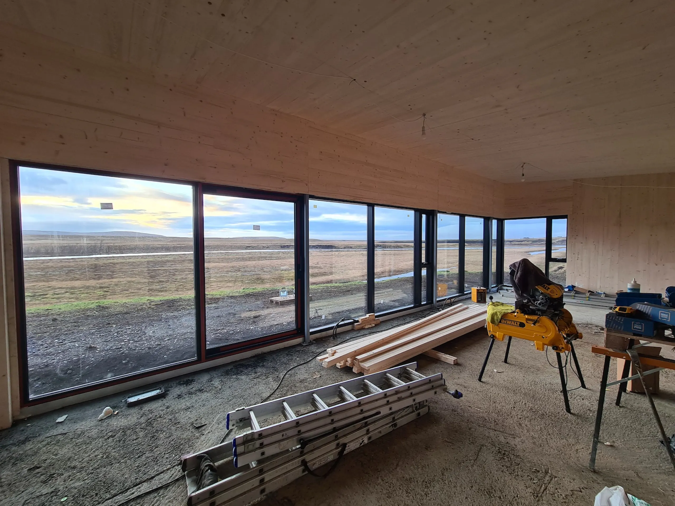 Unnið innandyra í nýju CLT húsi frá BYKO