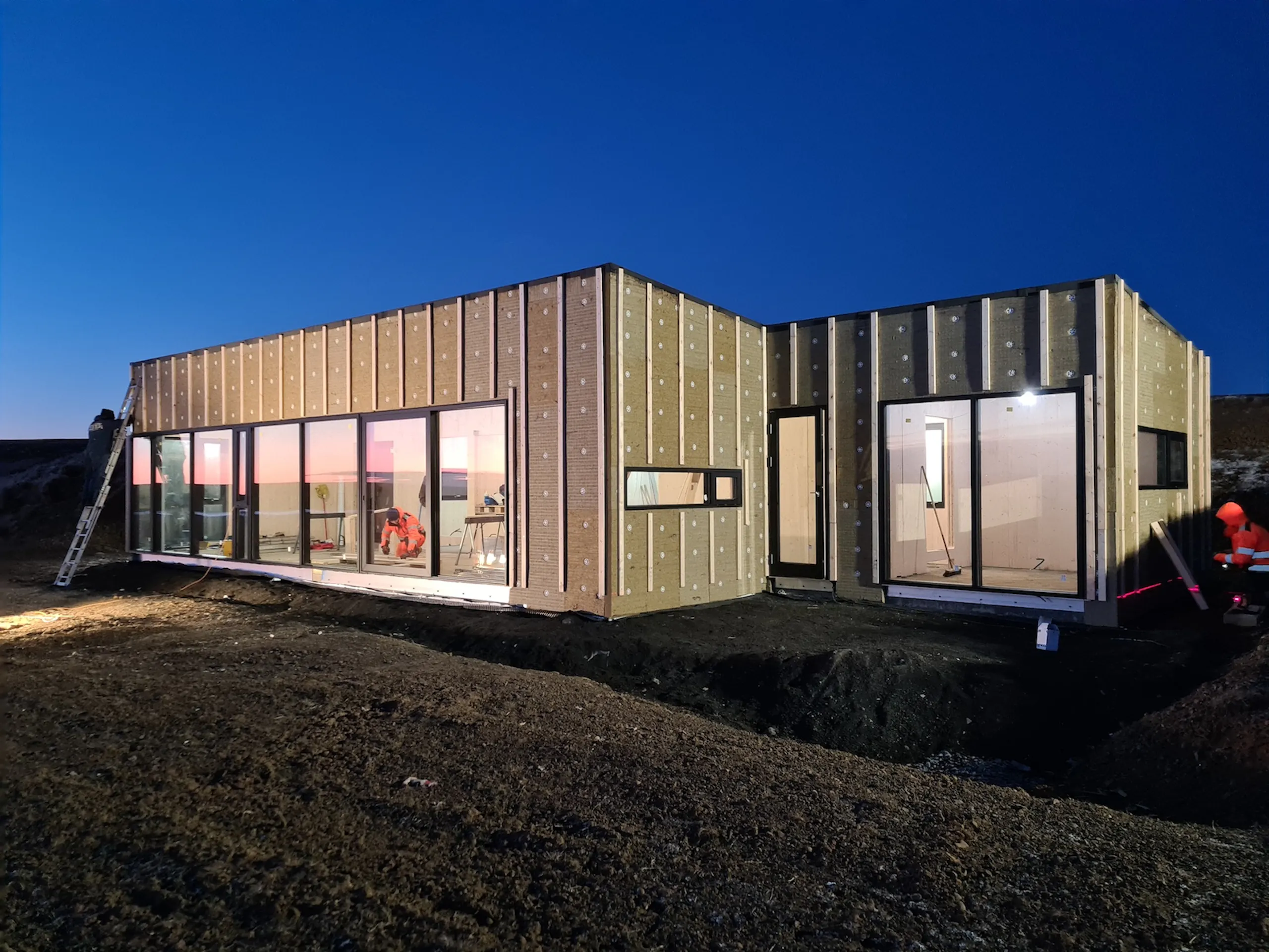 Unnið að því að reisa CLT hús