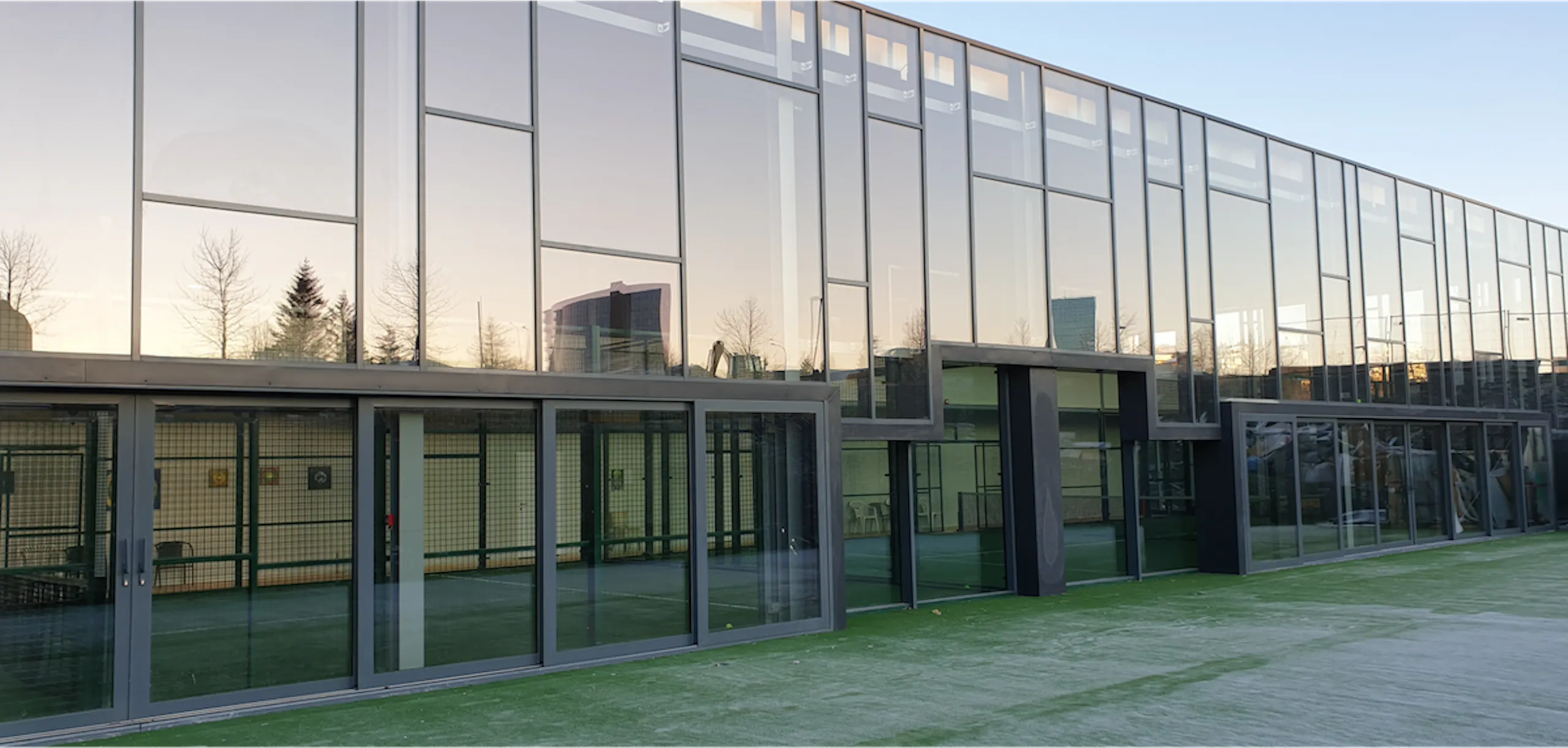 Stærstu rennihurðir á Íslandi - Tennishöllin í Kópavogi