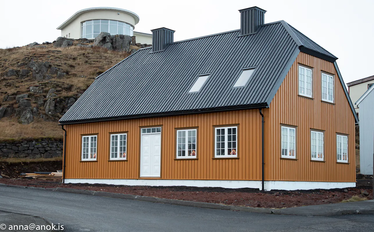 Timburhúsið Sívertsenhús með aldamótagluggum frá BYKO