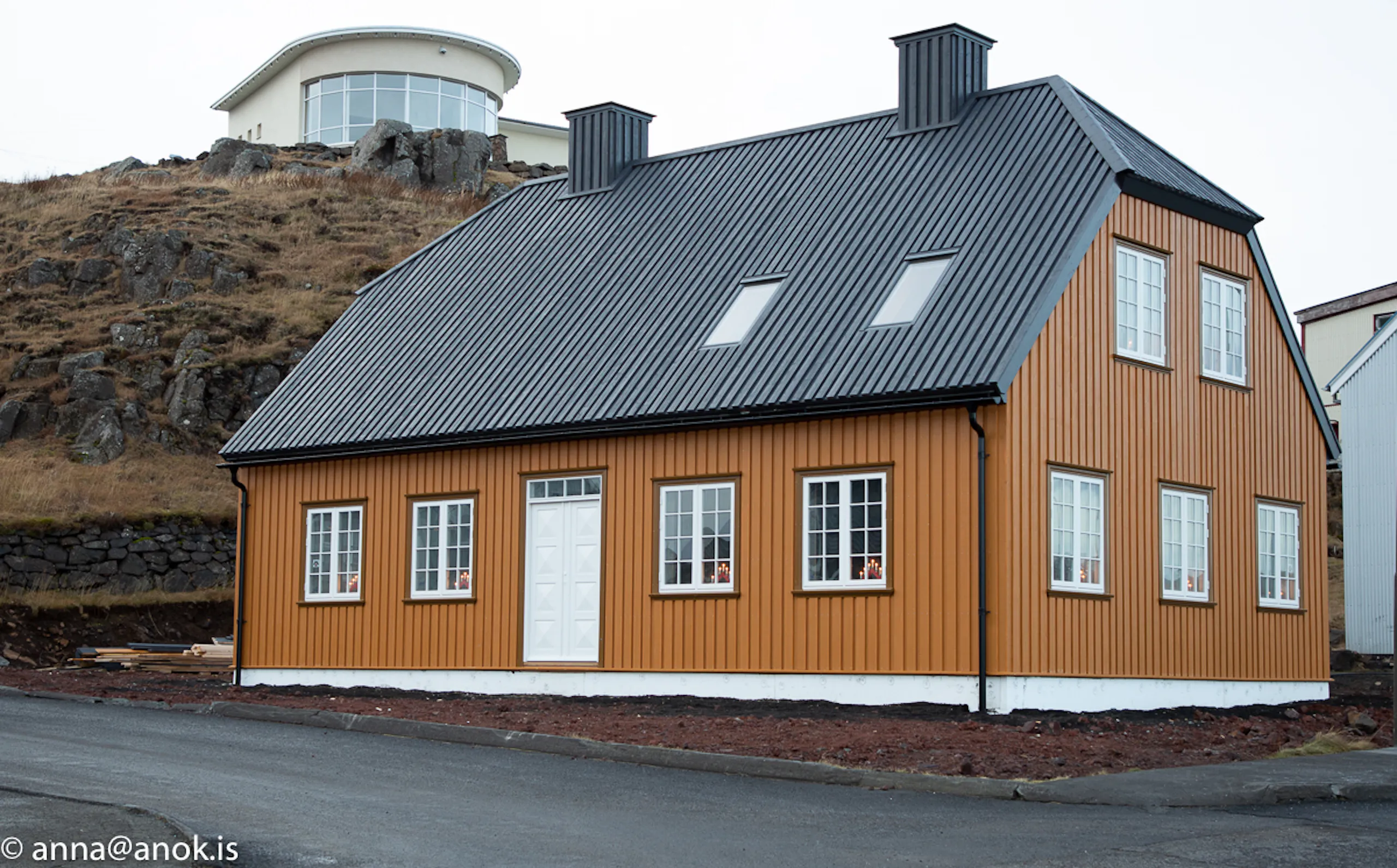 Timburhúsið Sívertsenhús með aldamótagluggum frá BYKO