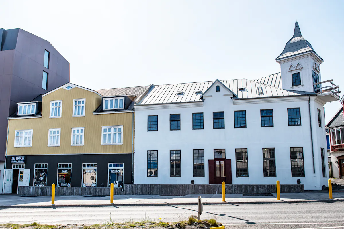 Tvö hús, m.a. Exeter-hús , með gluggum frá BYKO