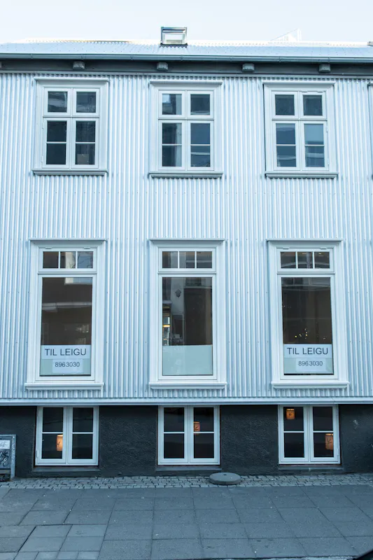 Hvítir aldamótagluggar frá BYKO í miðbæ Reykjavíkur