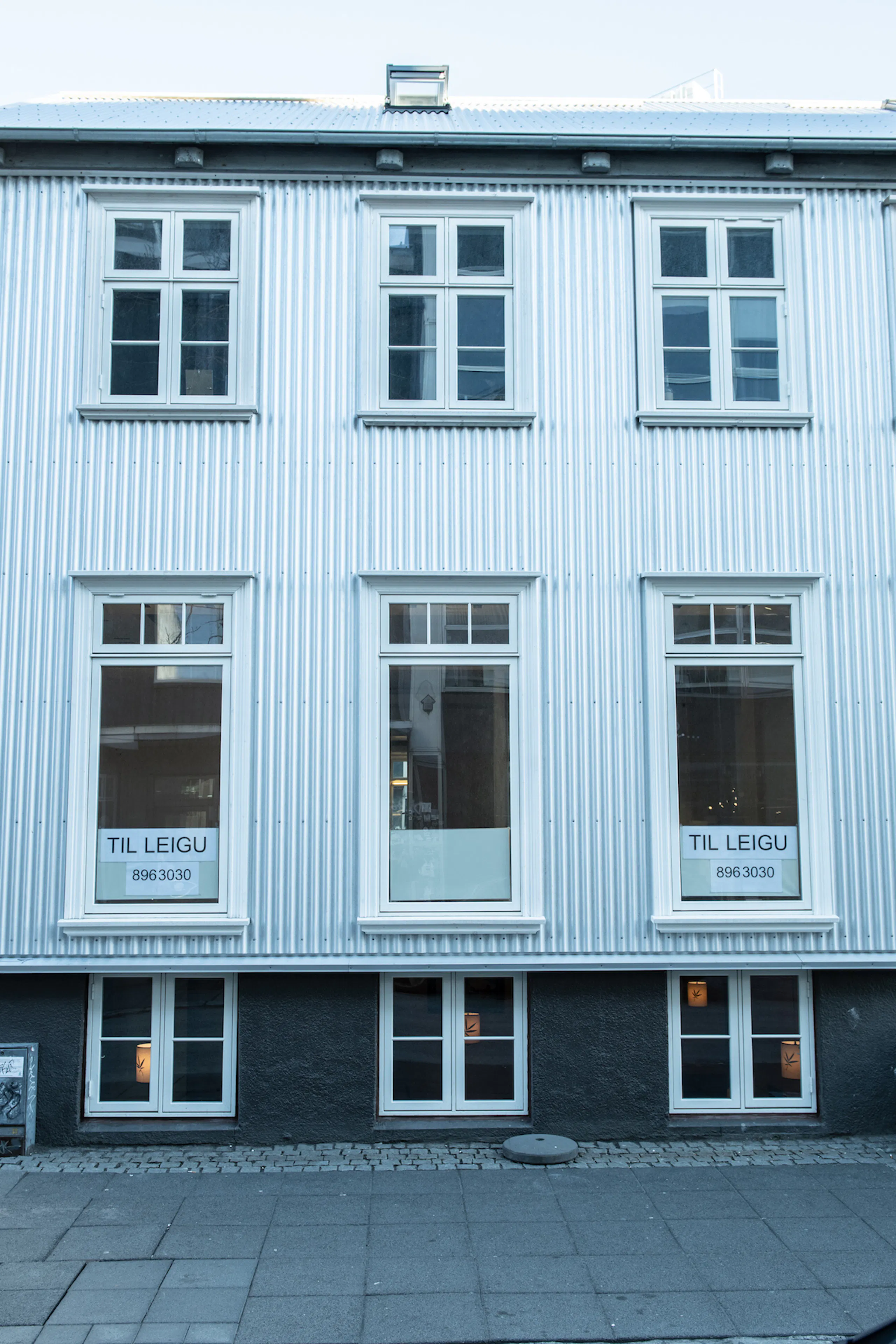 Hvítir aldamótagluggar frá BYKO í miðbæ Reykjavíkur