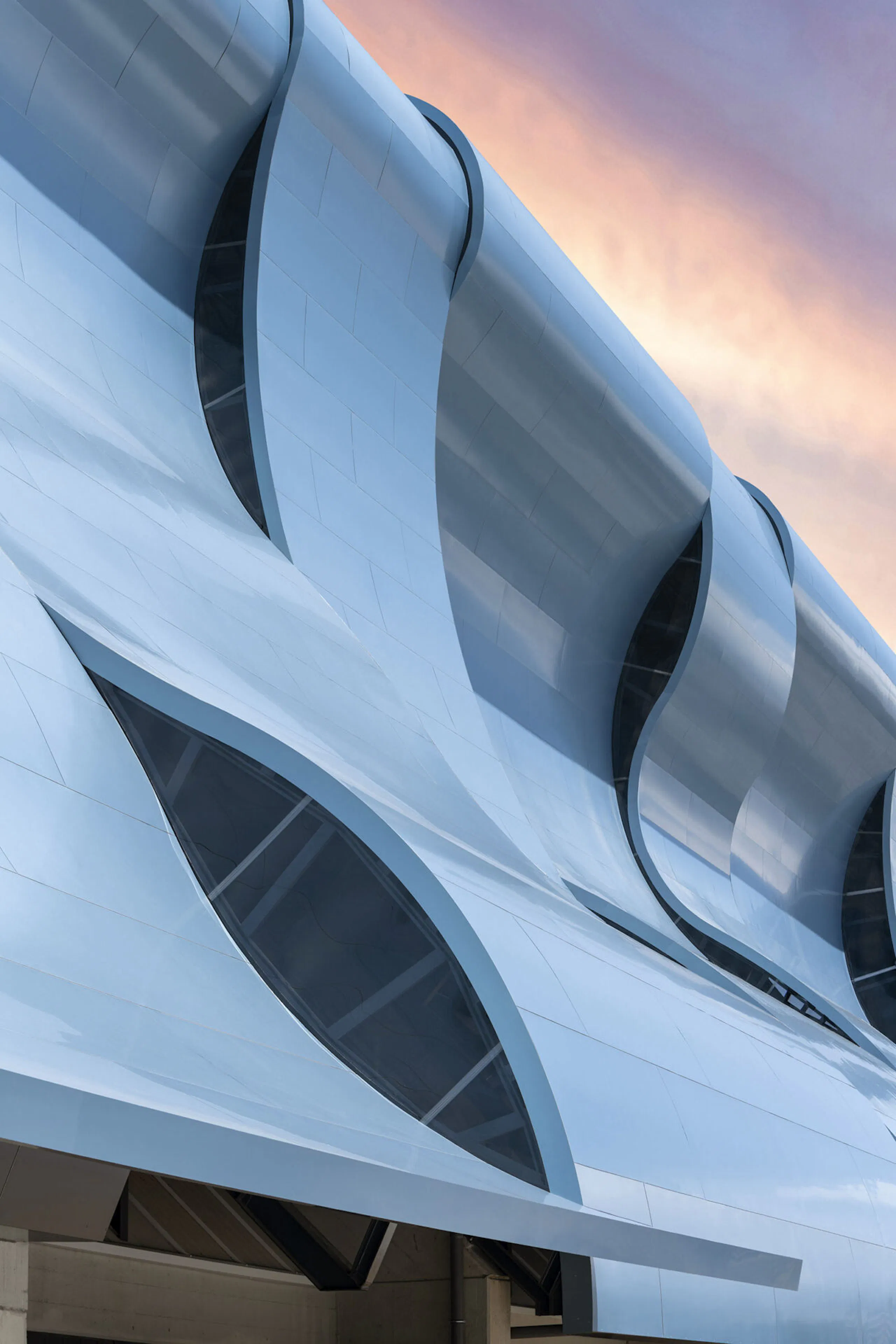 Silfruð og sveigð málmklæðning