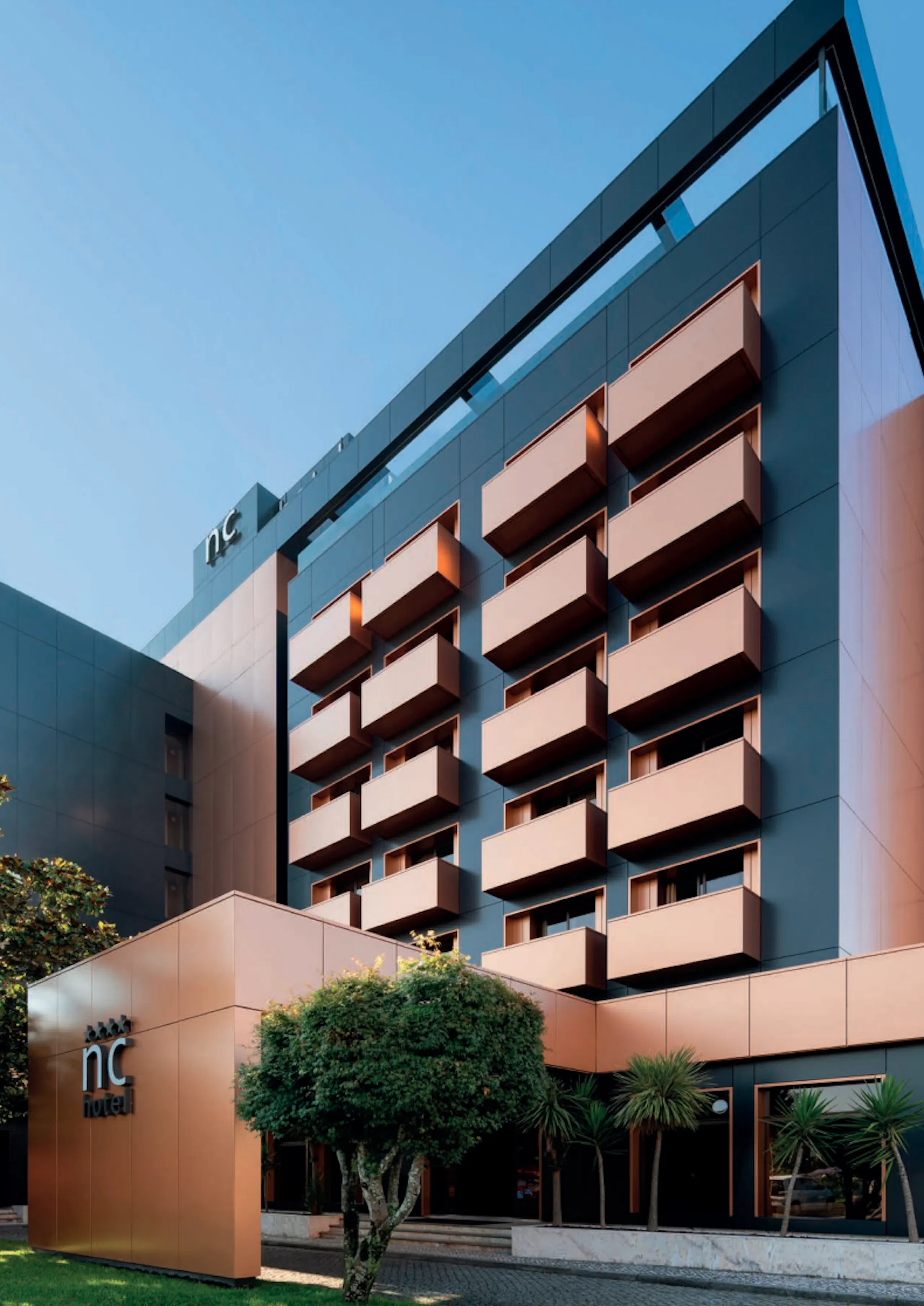 Svört og koparlituð klæðning á fjölbýlishúsi