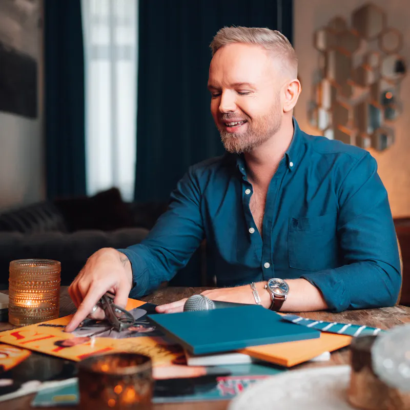 Friðrik Ómar með litaprufurnar og uppáhalds plöturnar