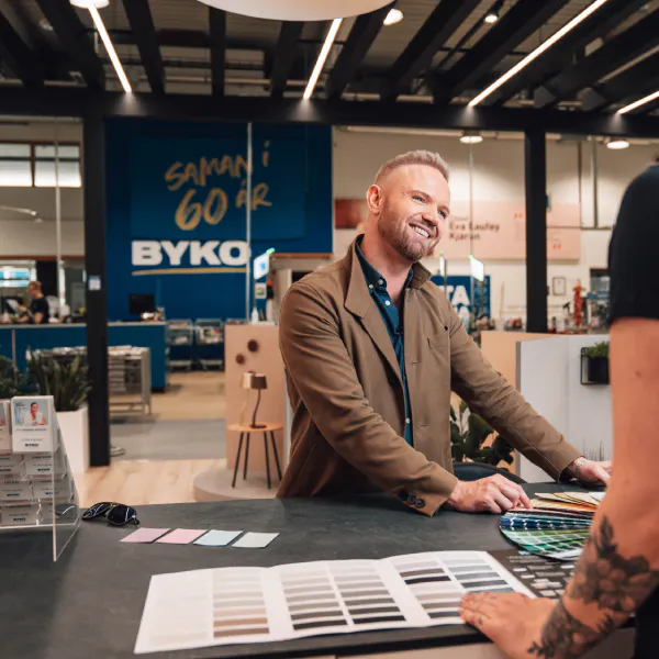 Friðrik Ómar í málningardeild BYKO Friðrik Ómar ræðir við litaráðgjafa