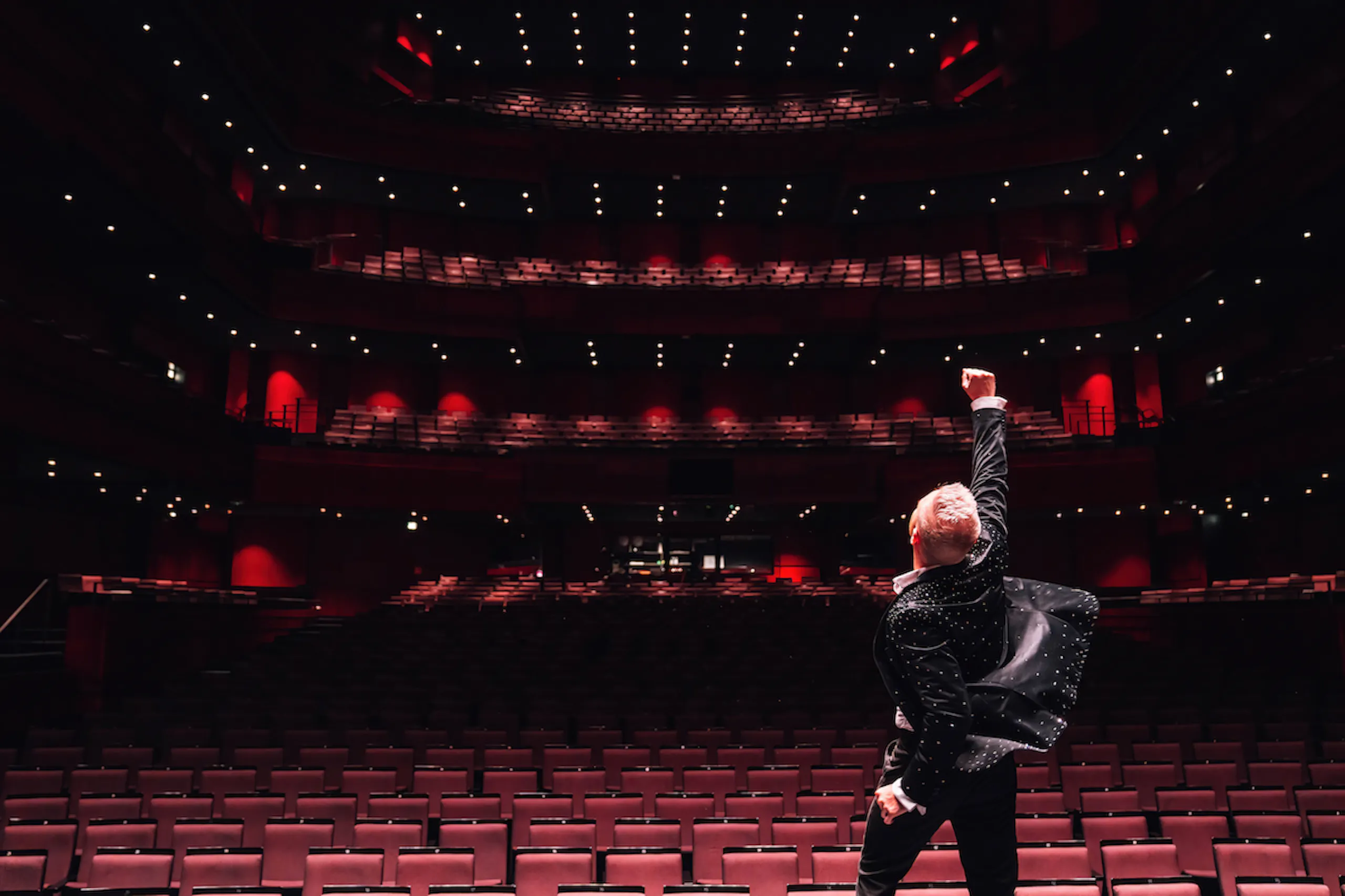 Friðrik Ómar í Eldborgarsal Hörpu