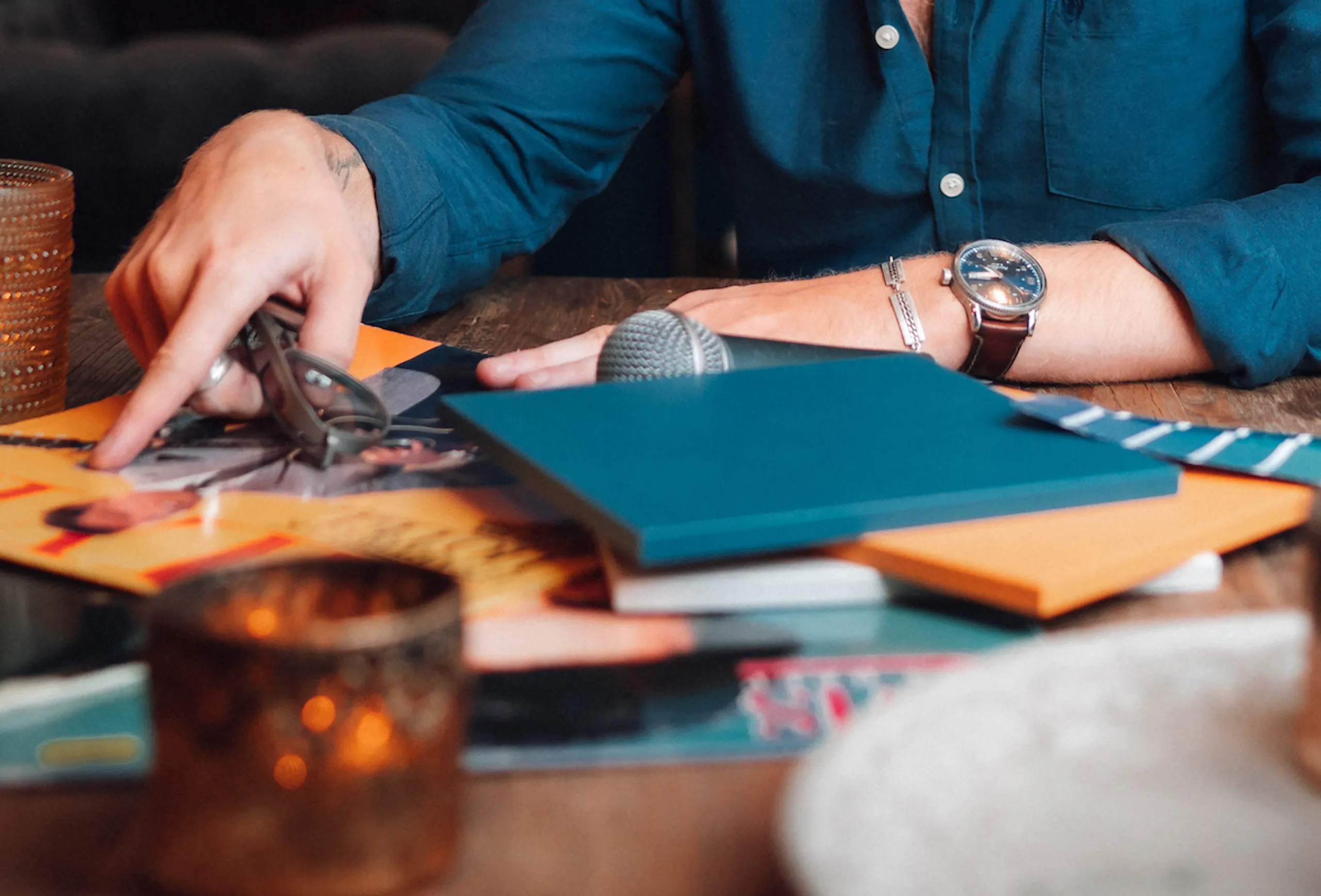 Unnið í litakortinu við eldhúsborðið