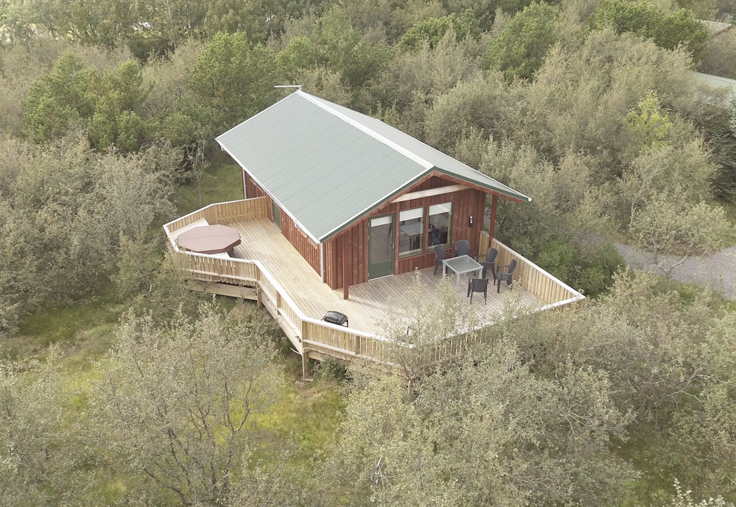 Fallegt sumarhús í skógarkjarri