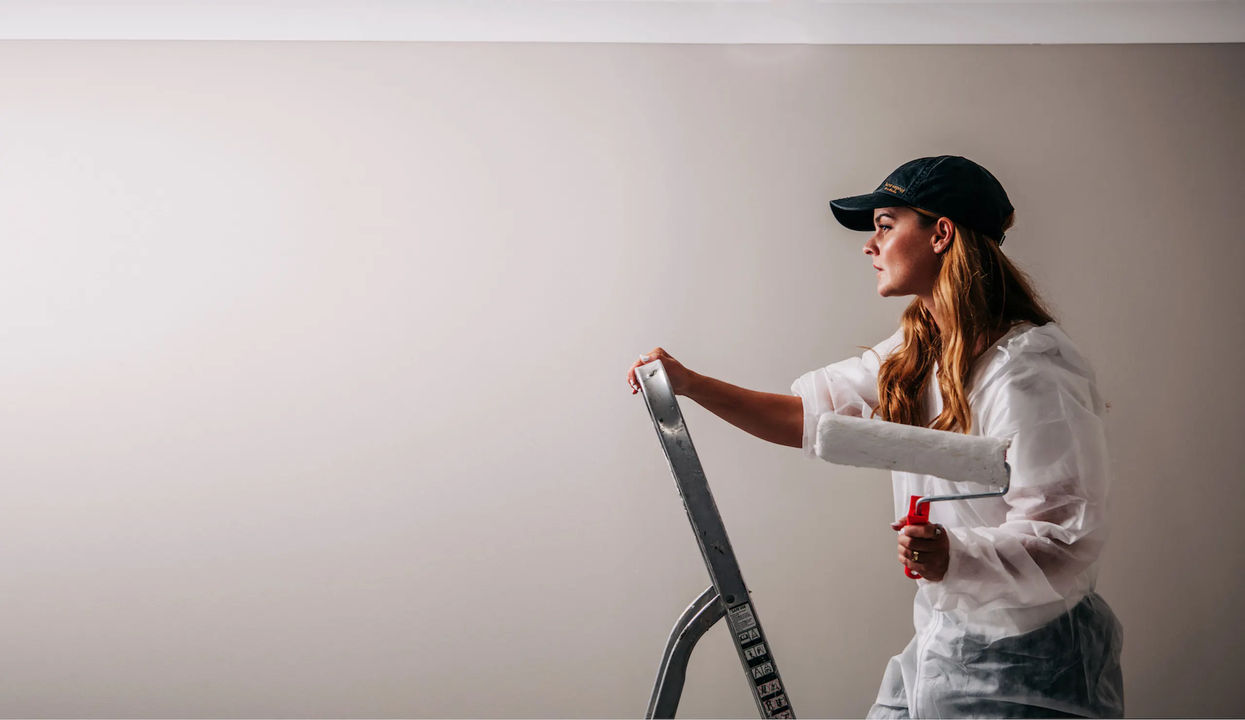 Elísabet málar í gráum tón