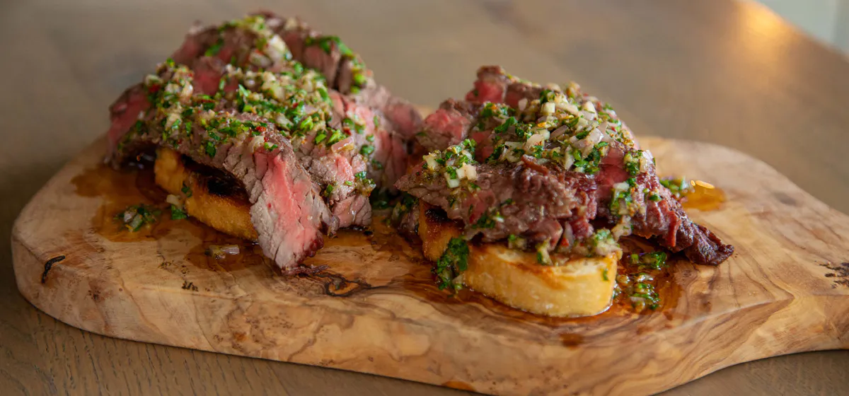 Naut "chimichurri" Grillað nautakjöt á stökku brauði
