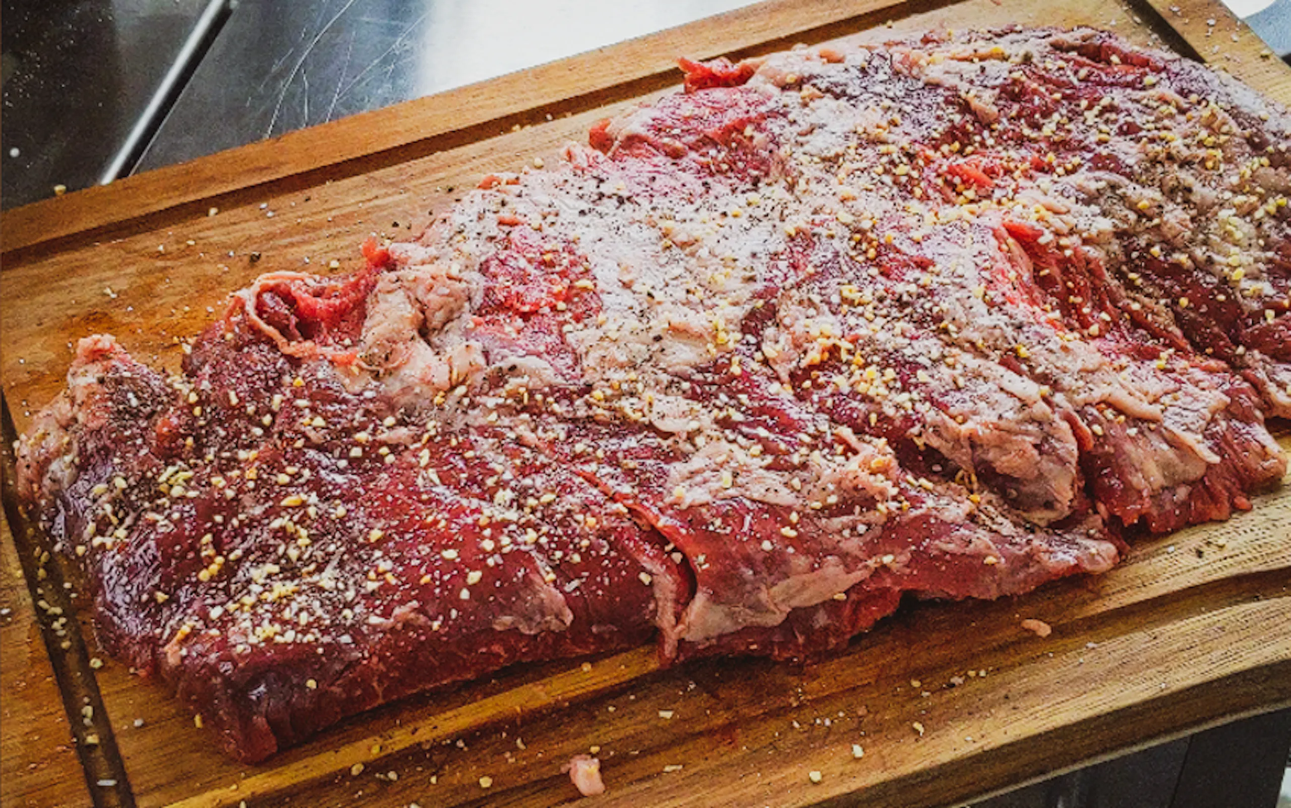 Kjötið saltað og piprað áður en það er eldað