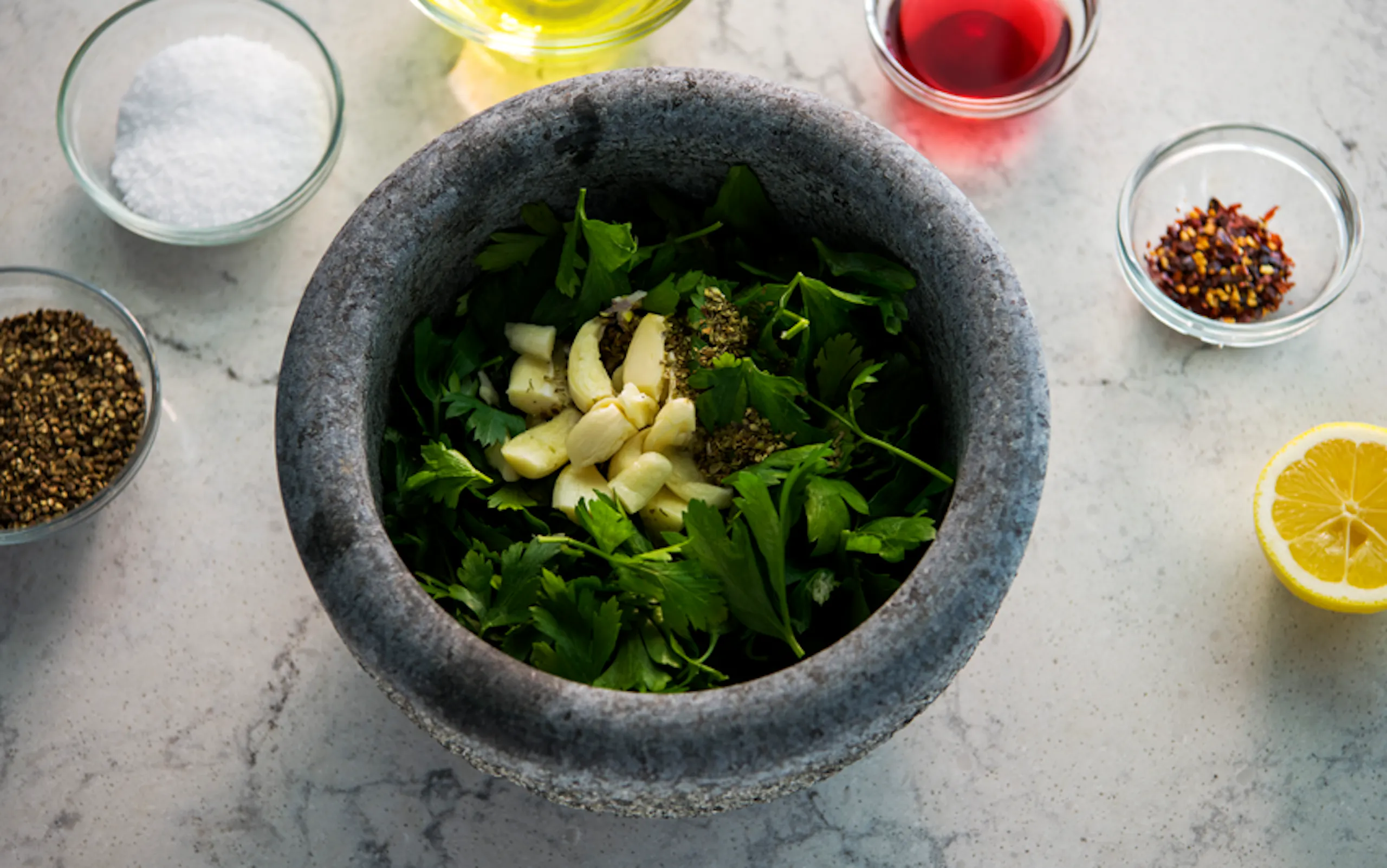 Sósan er unnin saman í mortéli