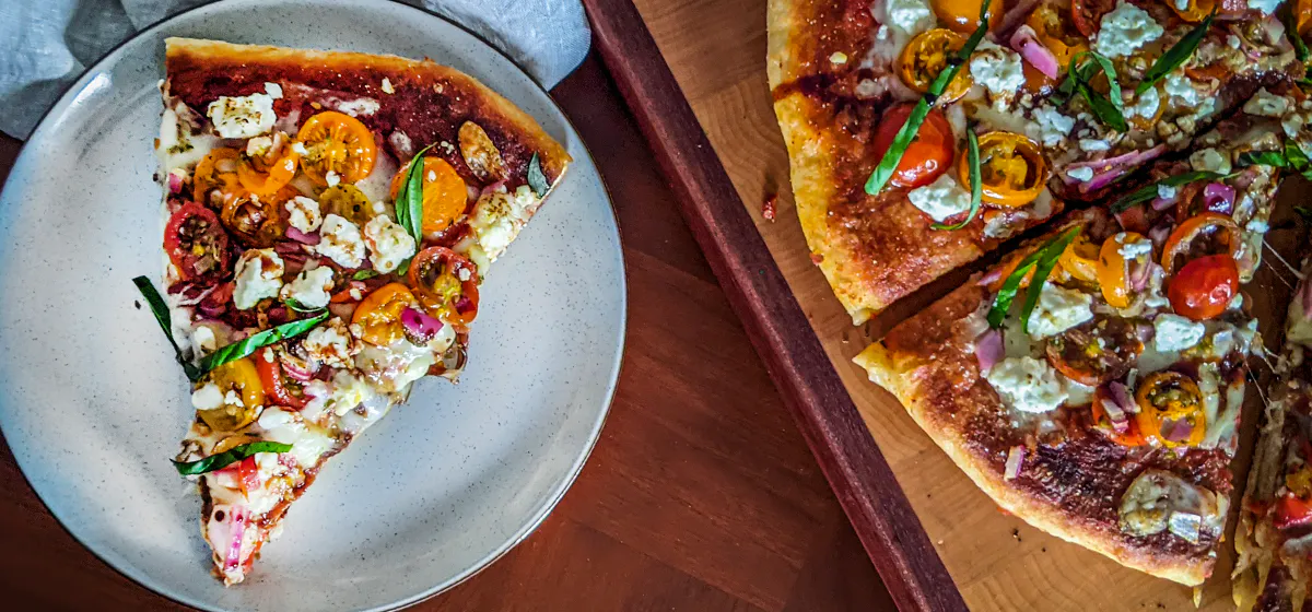 Girnileg pizza beint af grillinu Grilluð pizza með fetaosti. kokteil tómötum og basil