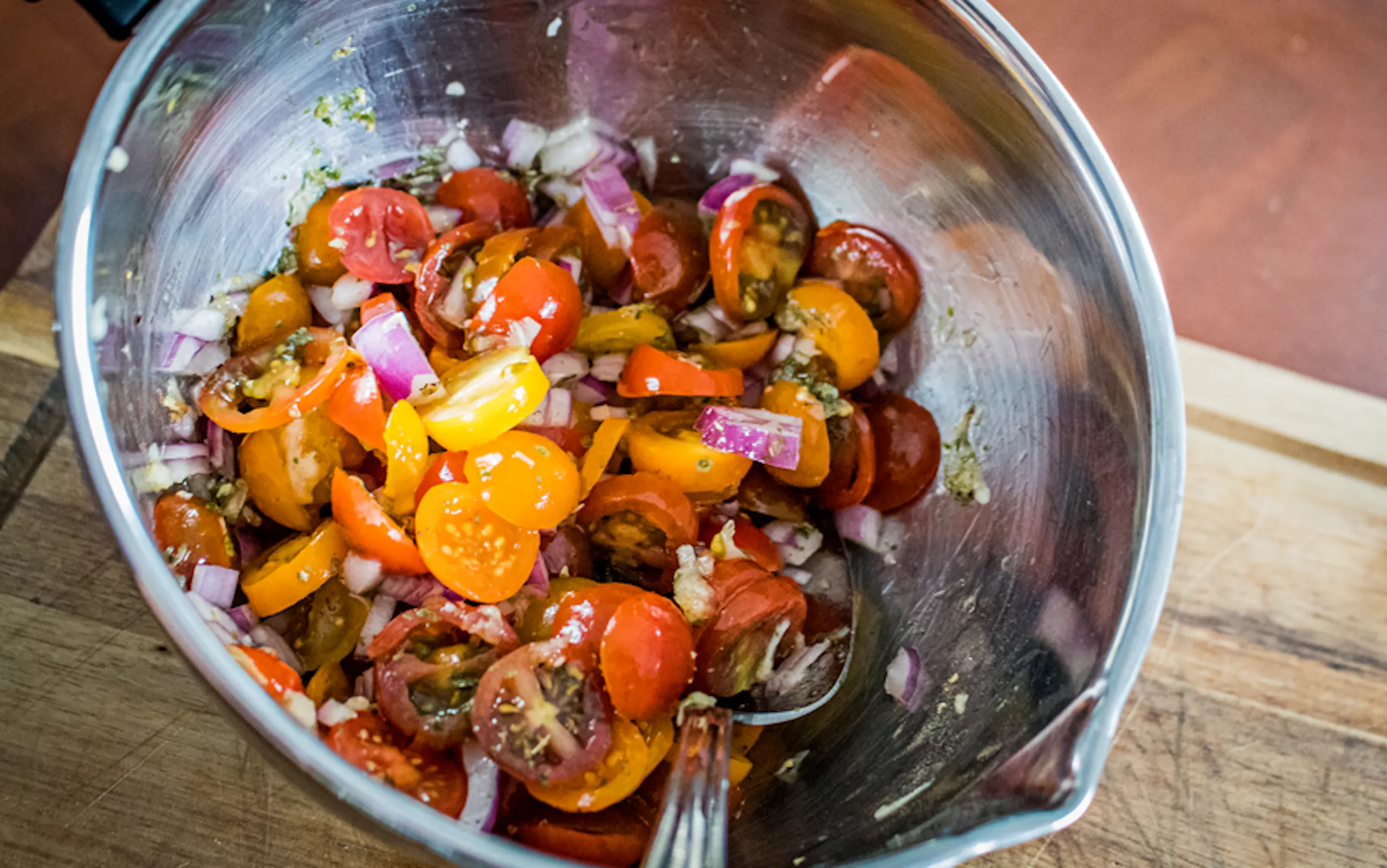 Blöndunni hrært saman í skál