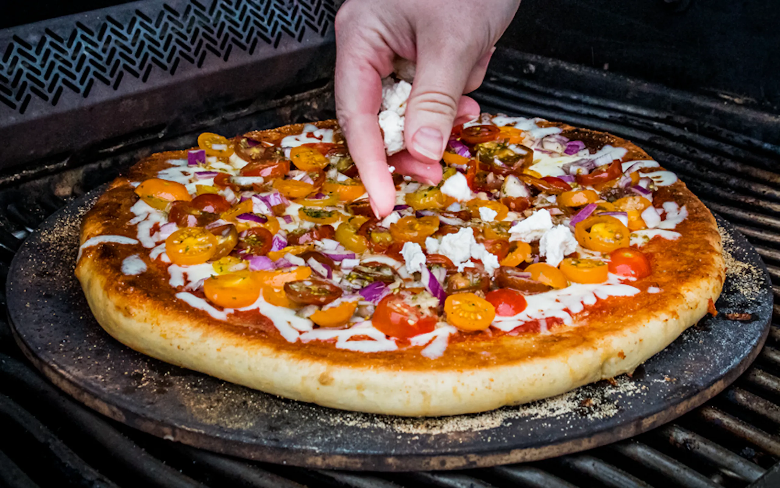 Undir lok er bruschettu-blöndinni og fetaost dreift yfir