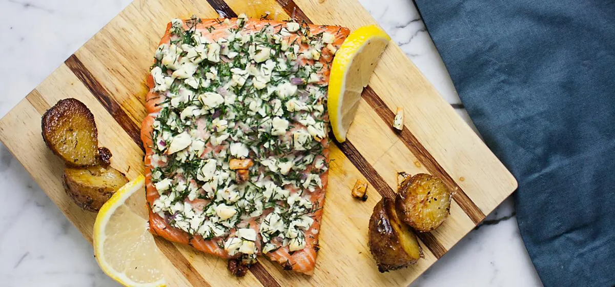 Lax með feta, sítrónu og kartöflum Grillaður lax borinn fram á viðarbretti