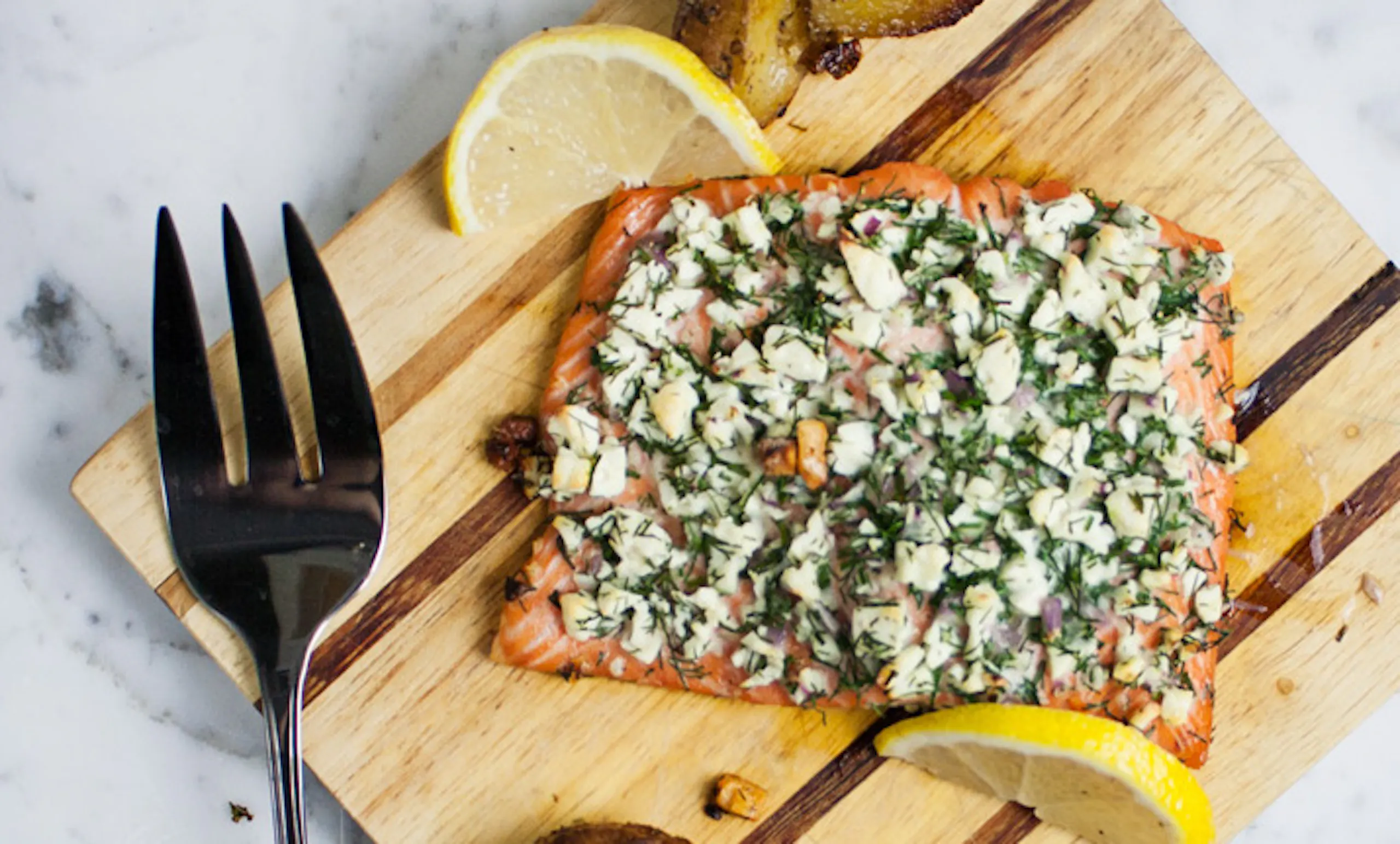 Jurtum og osti dreift yfir fiskinn - sítróna kreist yfir