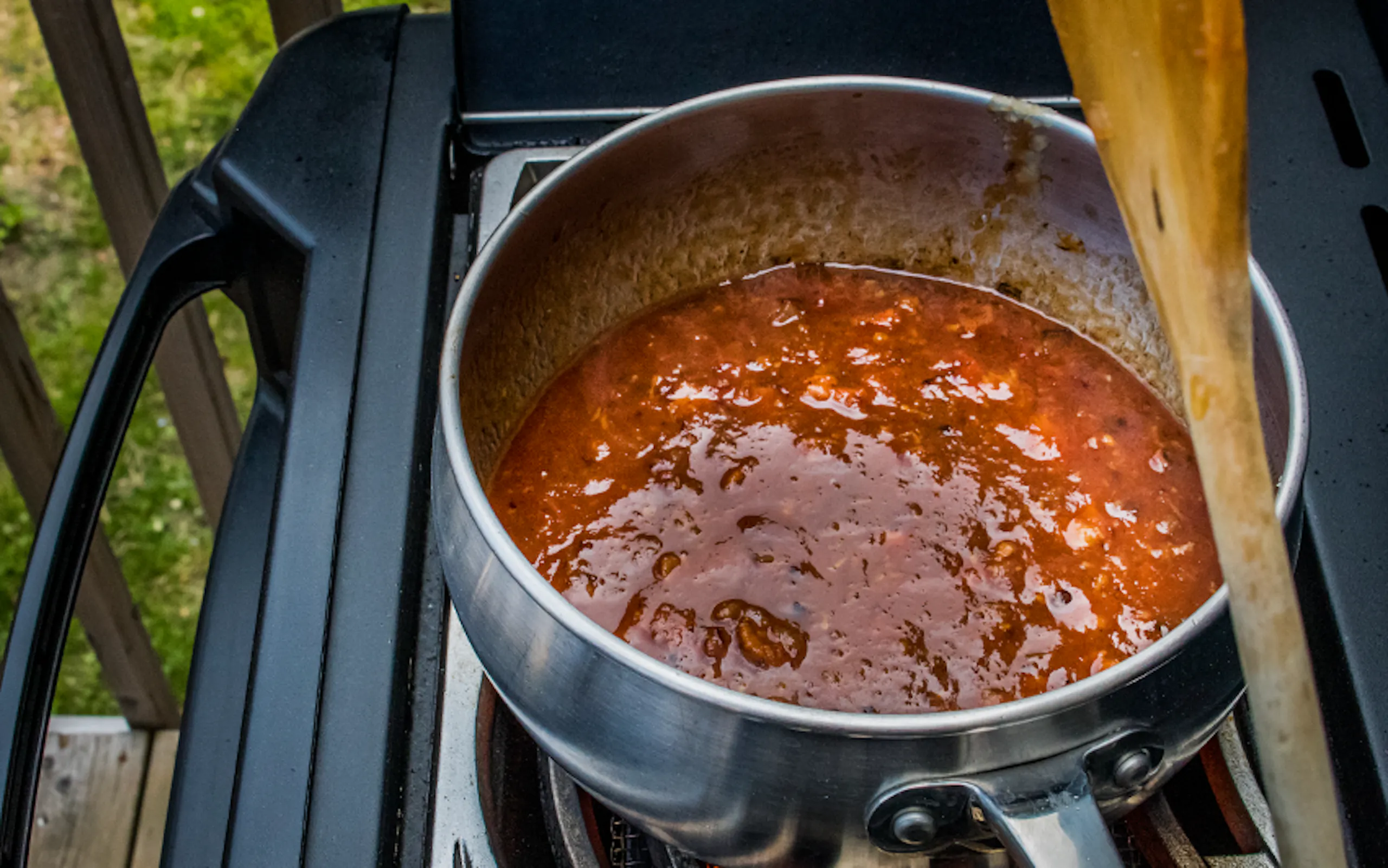 Sósan er látin malla í potti um stund