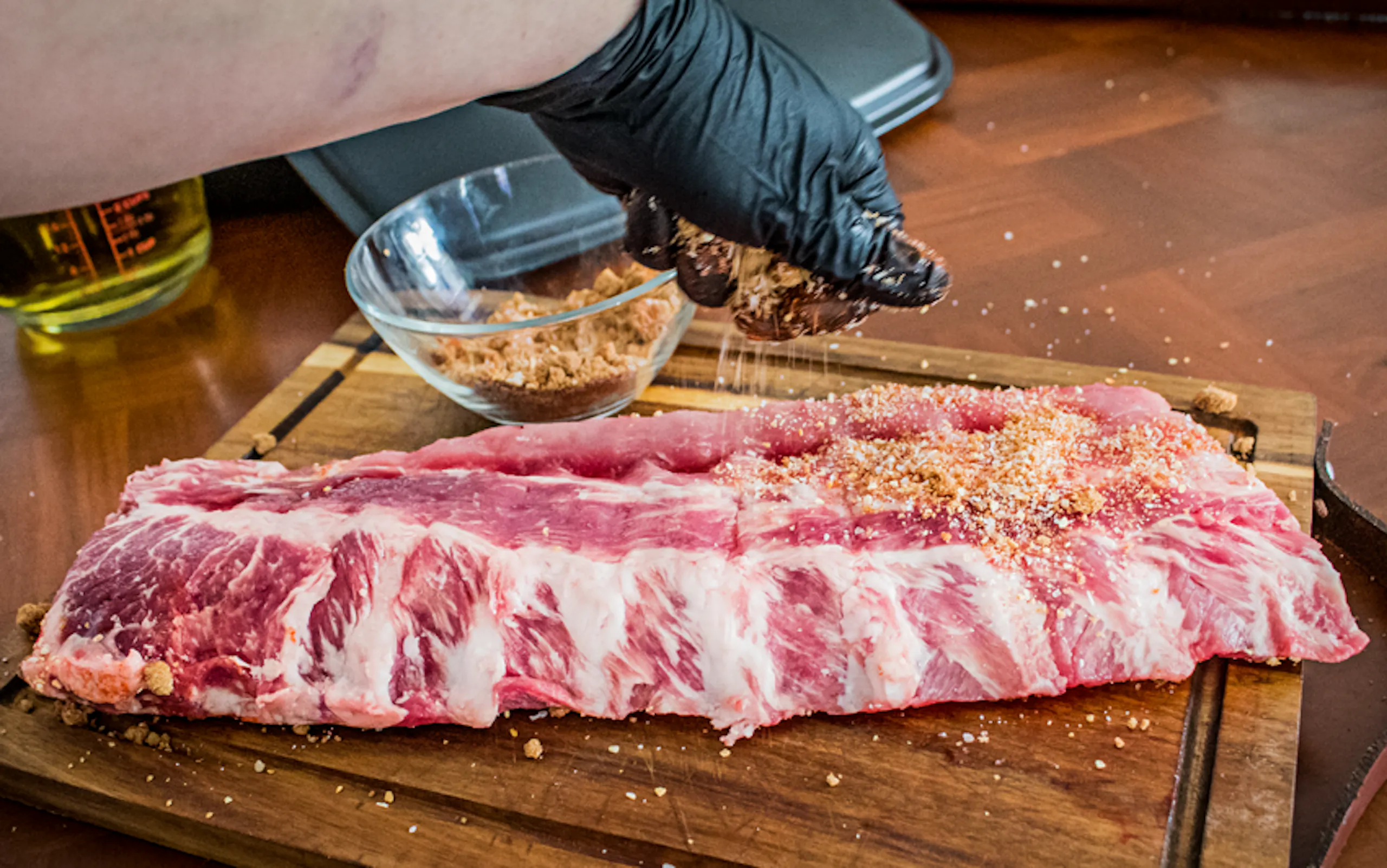 Sykri, salti og kryddi nuddað í kjötið