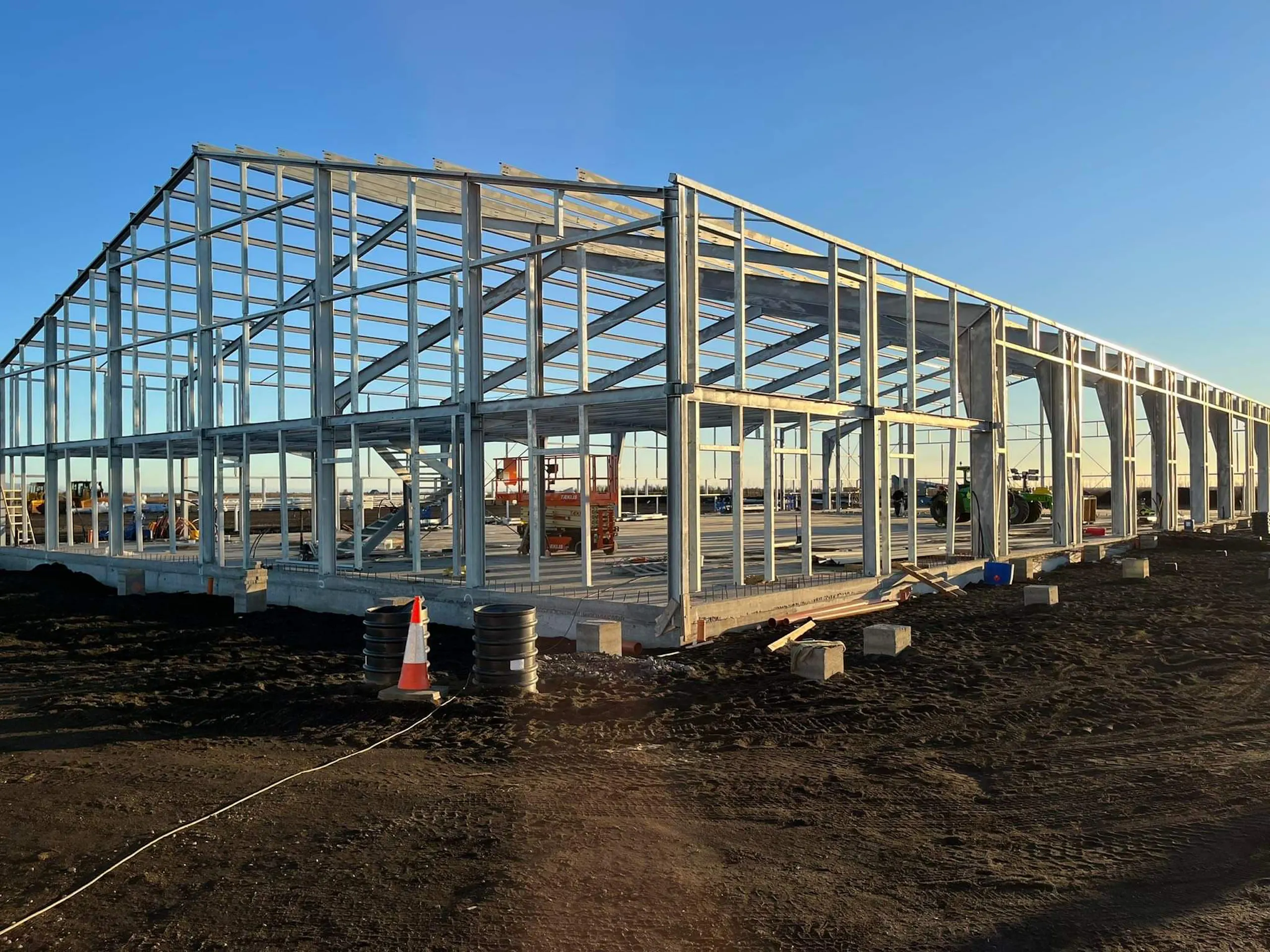 Stálgrindar hús sett upp