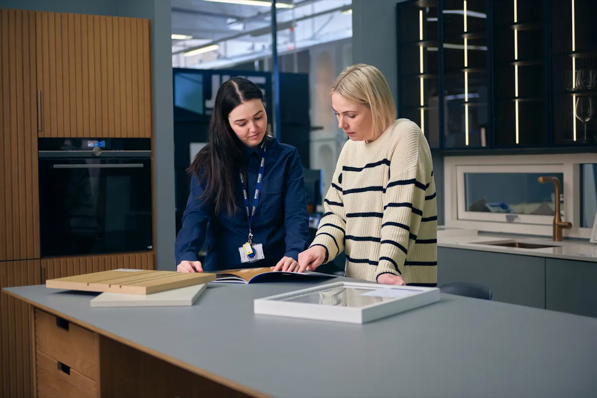 Starfsfólk við störf sín í verslun okkar Breidd