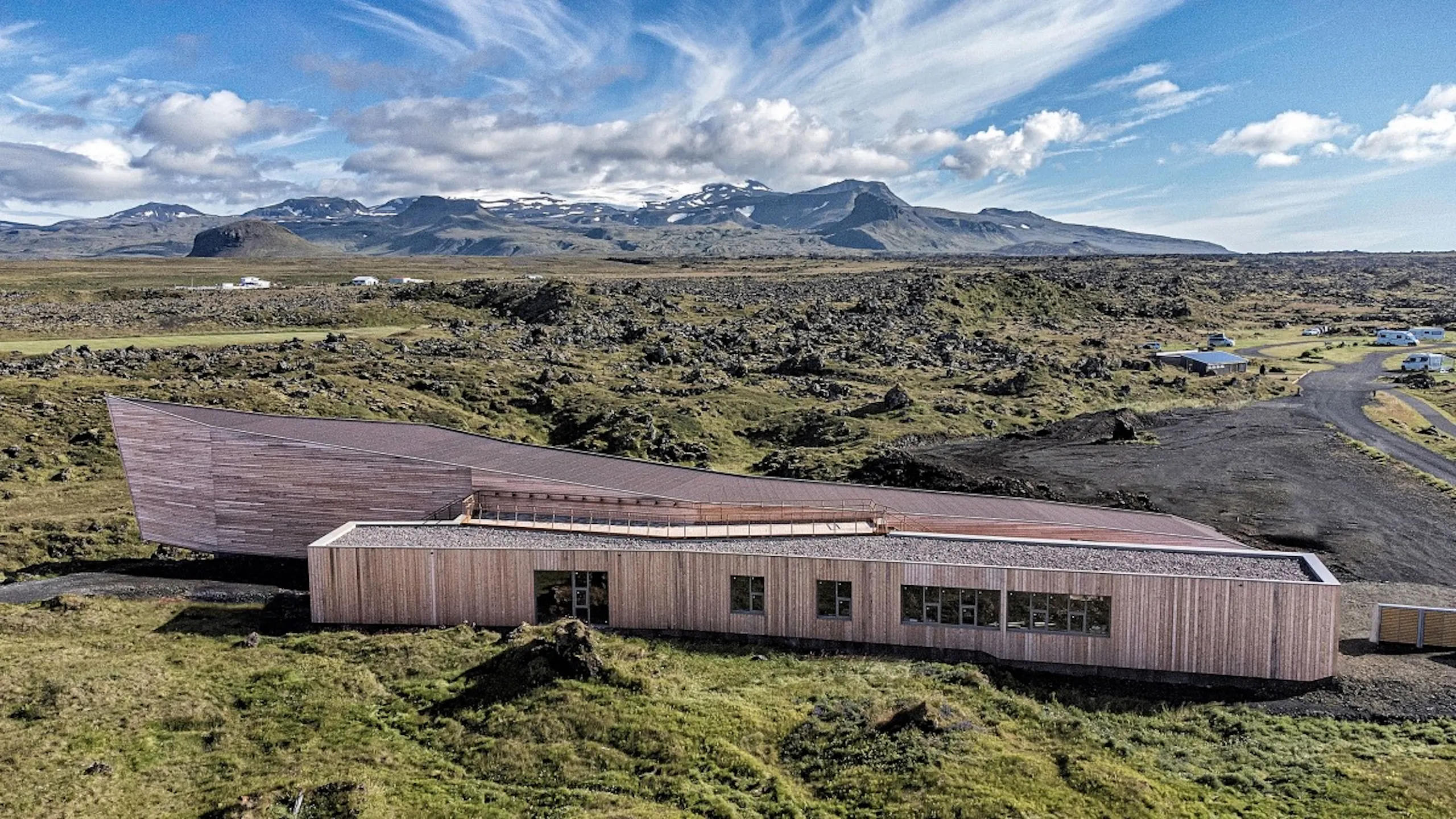 Viðar bygging í fallegri náttúru