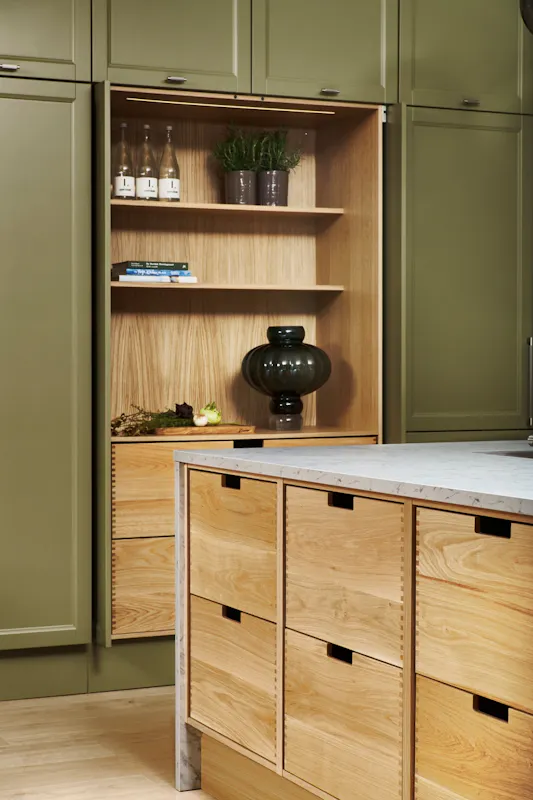 Falleg græn og viðarlituð eldhúsinnrétting frá JKE
