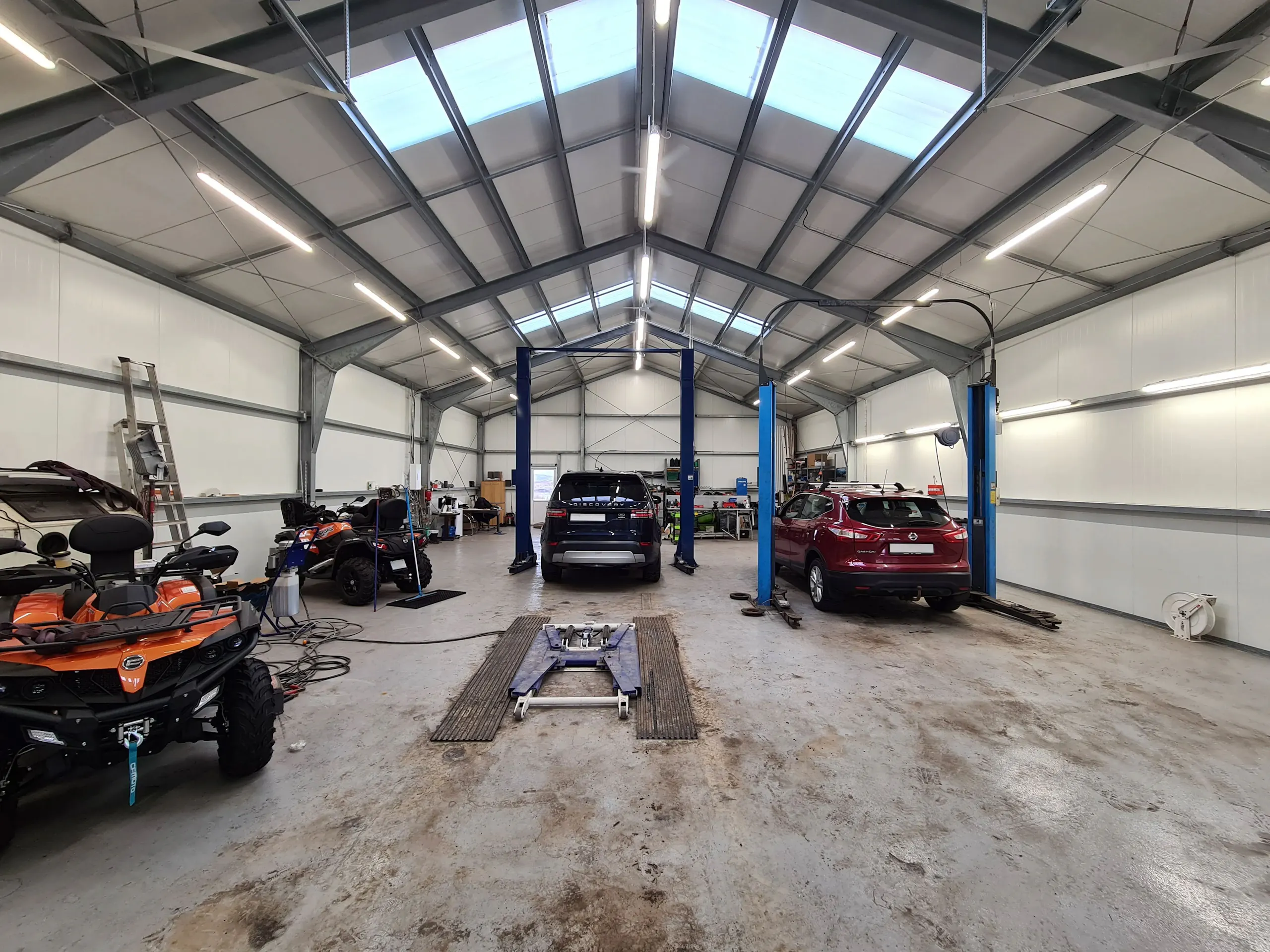 Bílar í stálgrindarhúsi