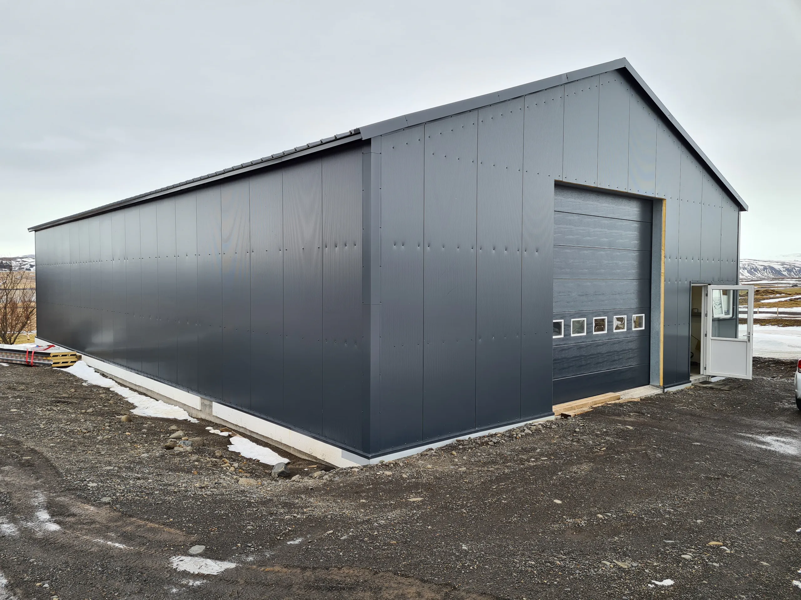 Stálgrindarhús eftir stöðluðum teikningum Framhlið á stálgrindarskemmu