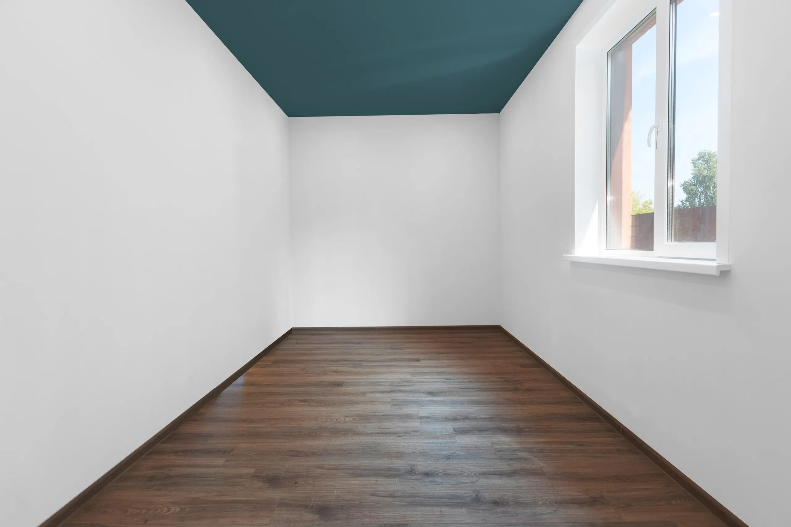 Hér er loftið málað í dökkum, grænbláum lit