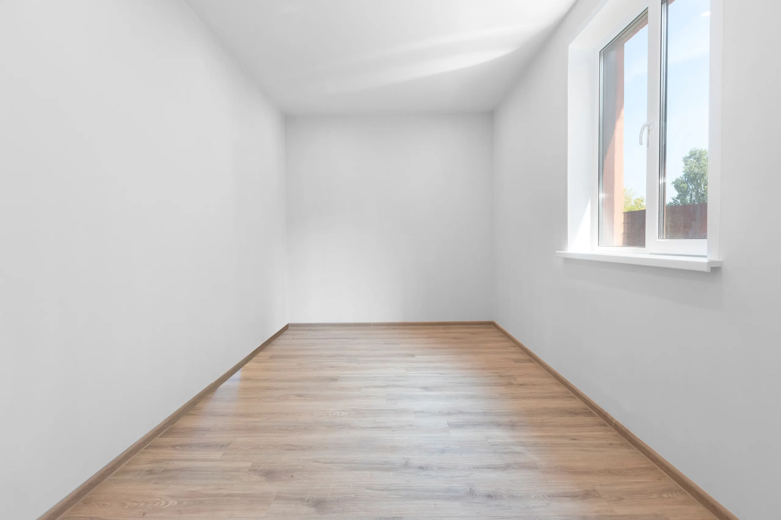 Veggir og loft málaðir í hvítum lit