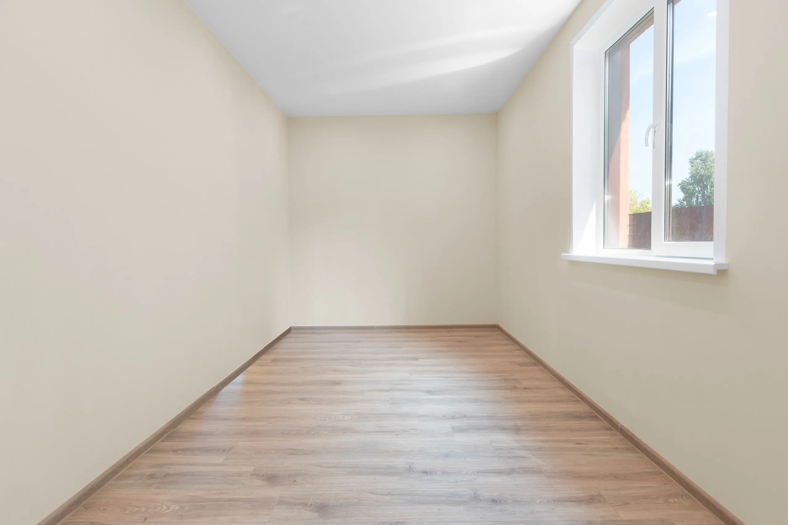 Loft hvítt en allir veggir málaðir í ljósum tón