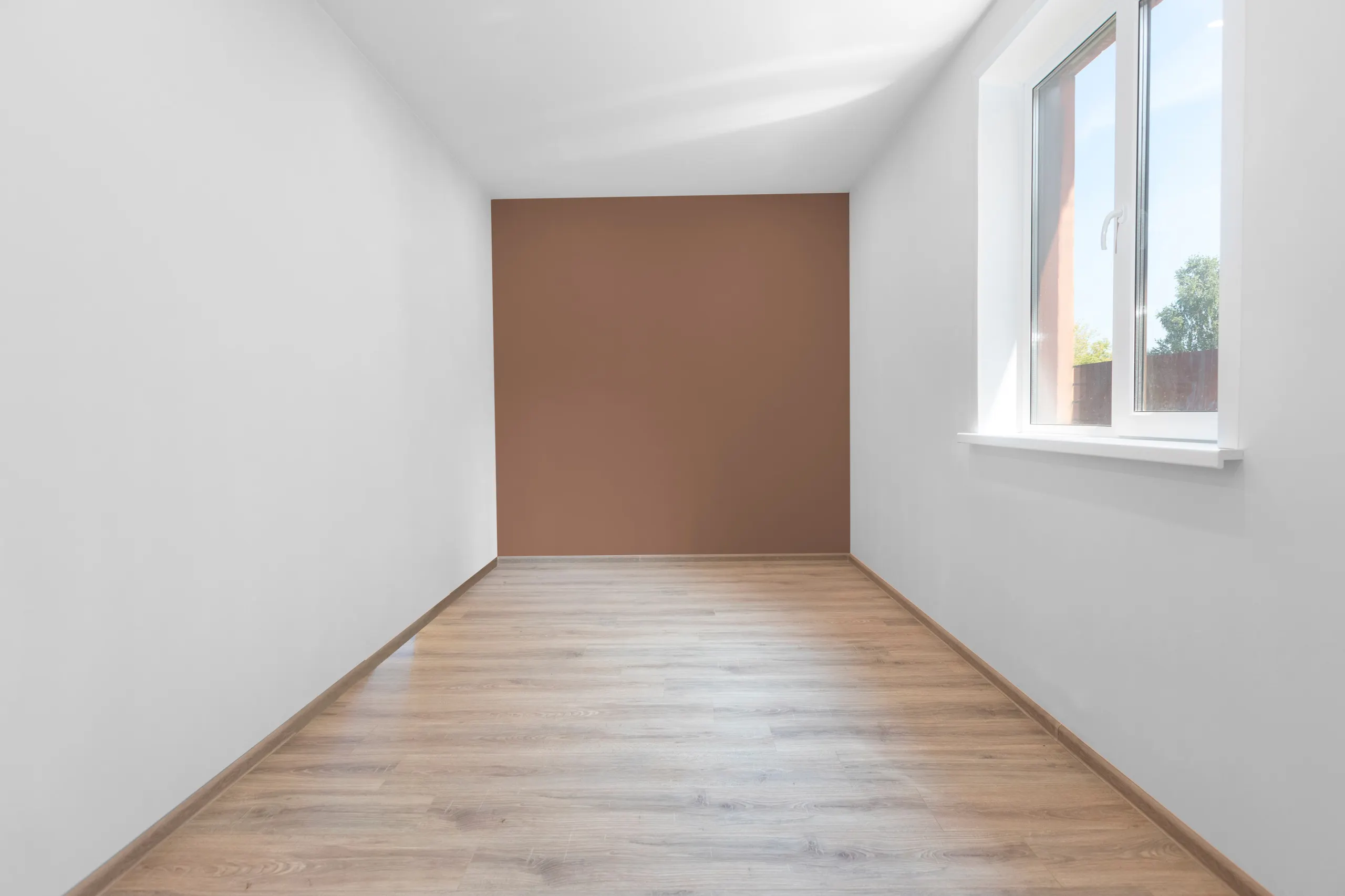 Brúnleitur veggur í enda herbergis