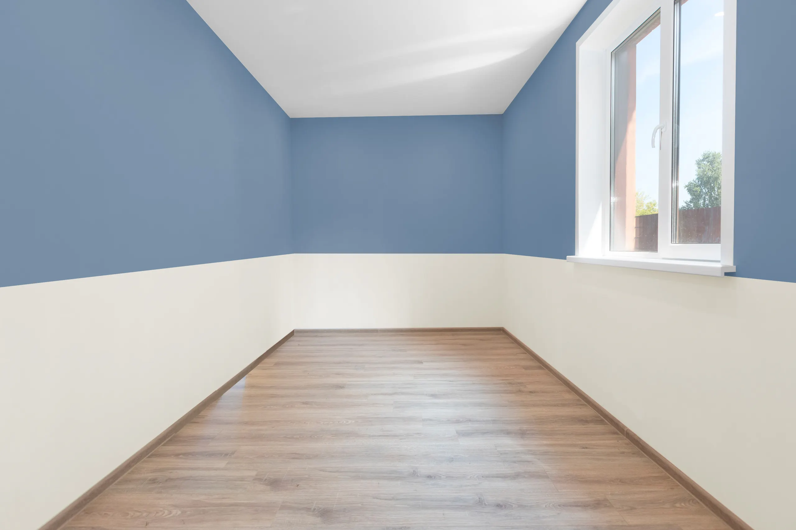 Neðri hluti veggjanna er málaður í ljósum lit en efri hluti í bláum