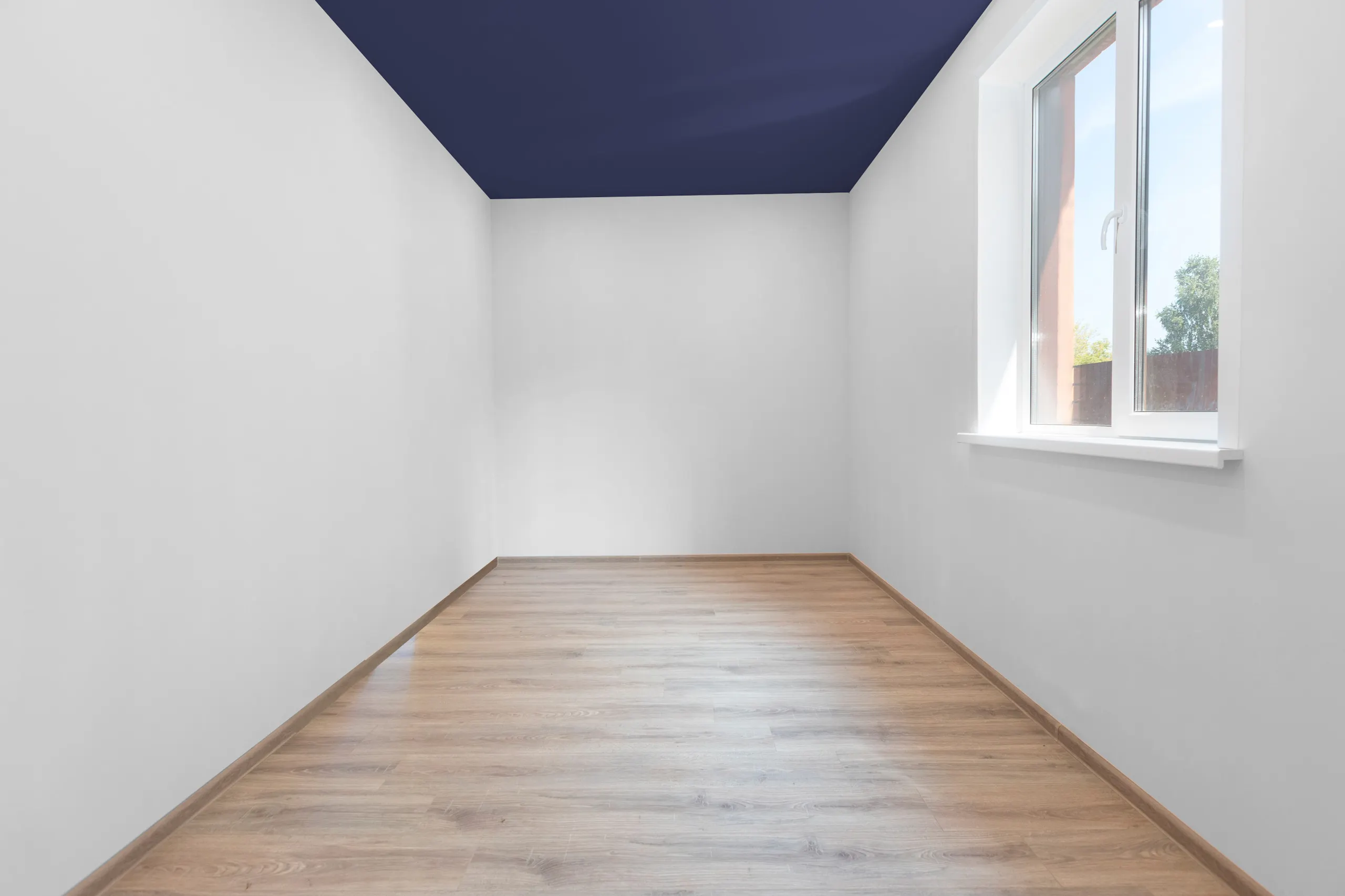 Loft málað í dökkbláum lit en allir veggir hvítir