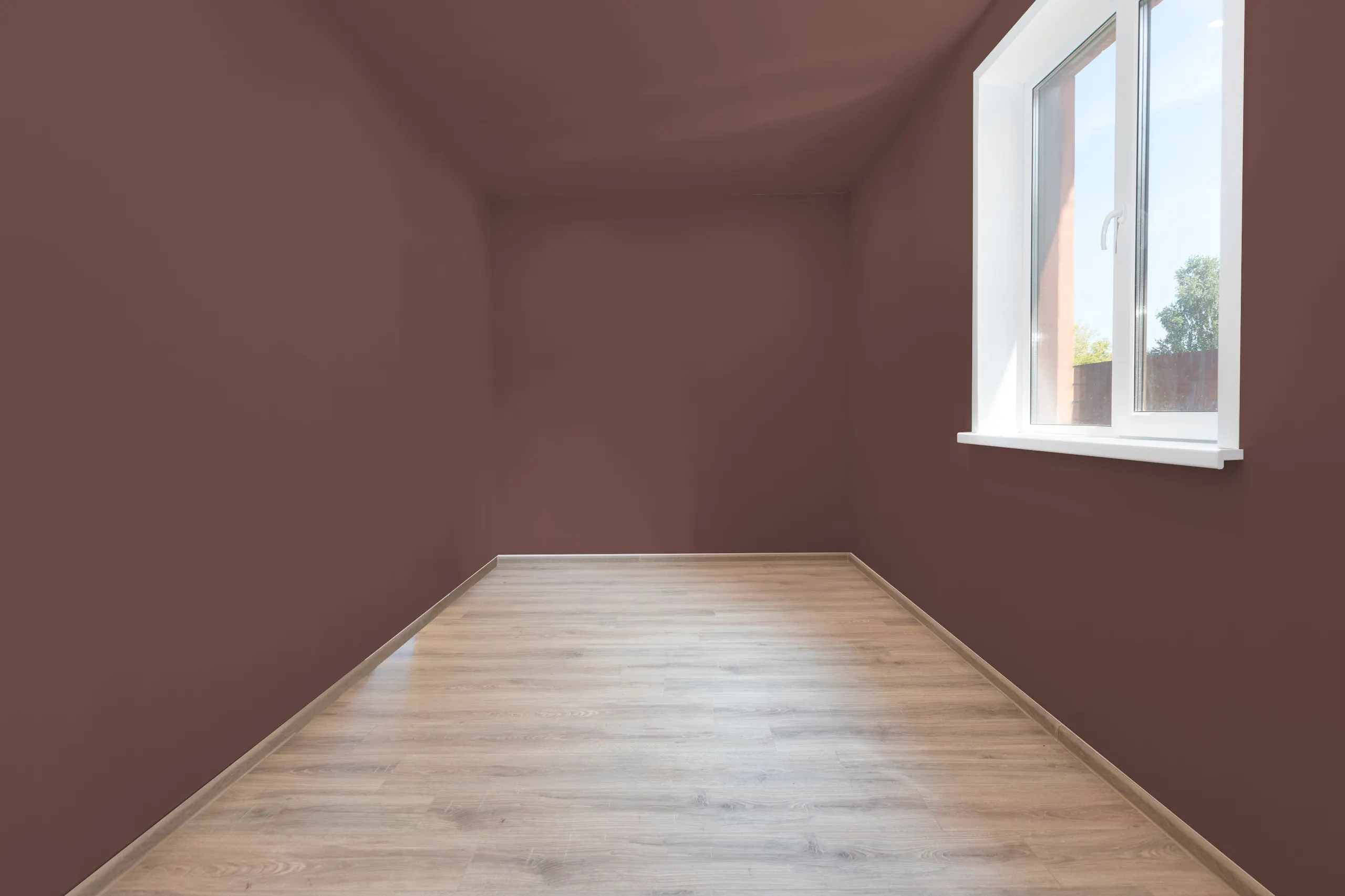 Hér eru loft og allir veggir málaðir í sama dökka litnum