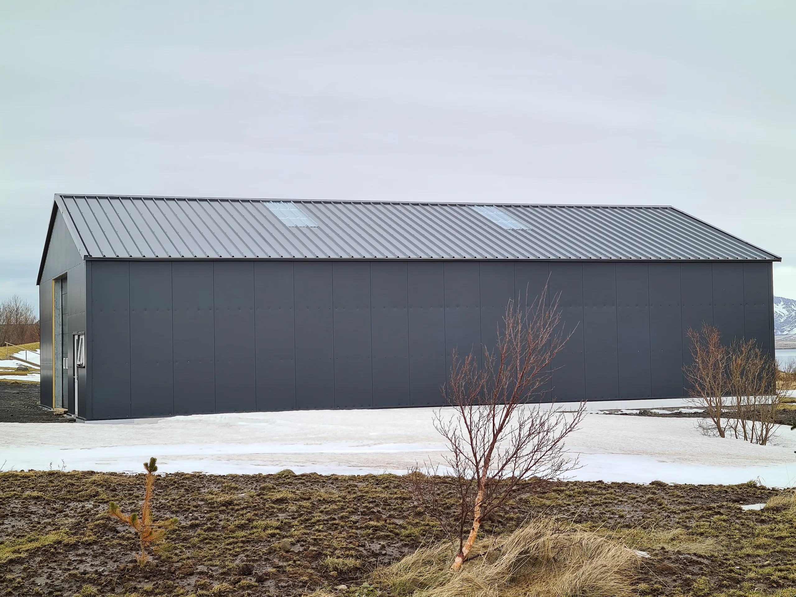 Stálgrindarskemma séð frá hlið